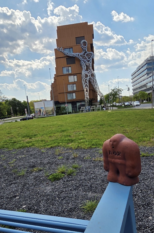 Lilith sculpture holding up the building in Prague