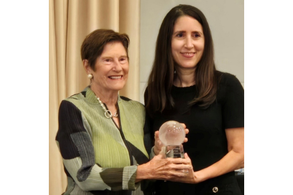 California Supreme Court Chief Justice Patricia
 Guerrero presents Judge M. Margaret McKeown
ILS’s 2025 International Lawyer of the Year Award