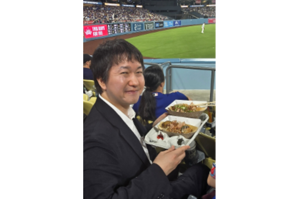 Kazuaki Aoi shares takoyaki